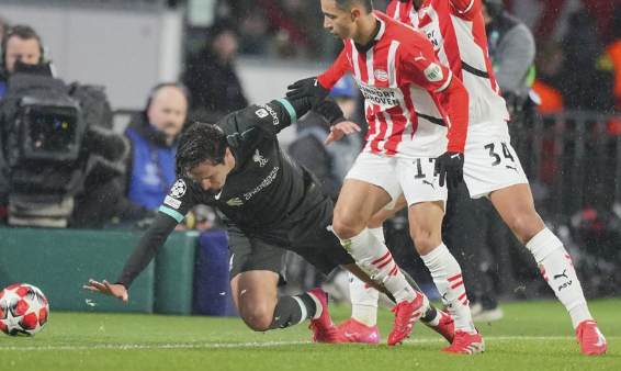 dibantai-oleh-psv-pemain-liverpool-ini-dihujat-legenda-club