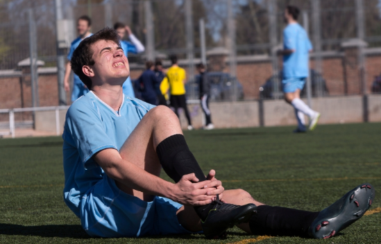 Tips Bermain Sepak Bola Agar Terhindar Dari Cedera